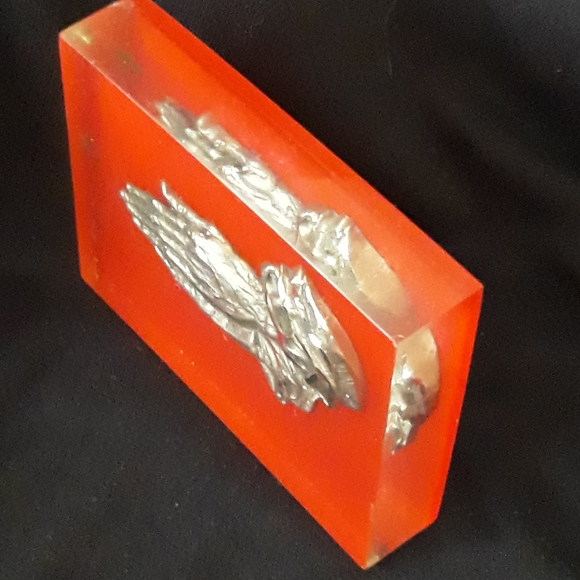 Vintage Lucite Acrylic Encased Pewter Praying Hands Paperweight - Made in Italy - Picture 7 of 9